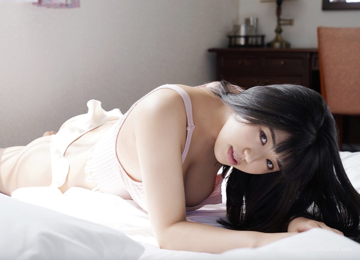 Momoka Yotsuba 四葉杏果 写真集 Secret Lover A