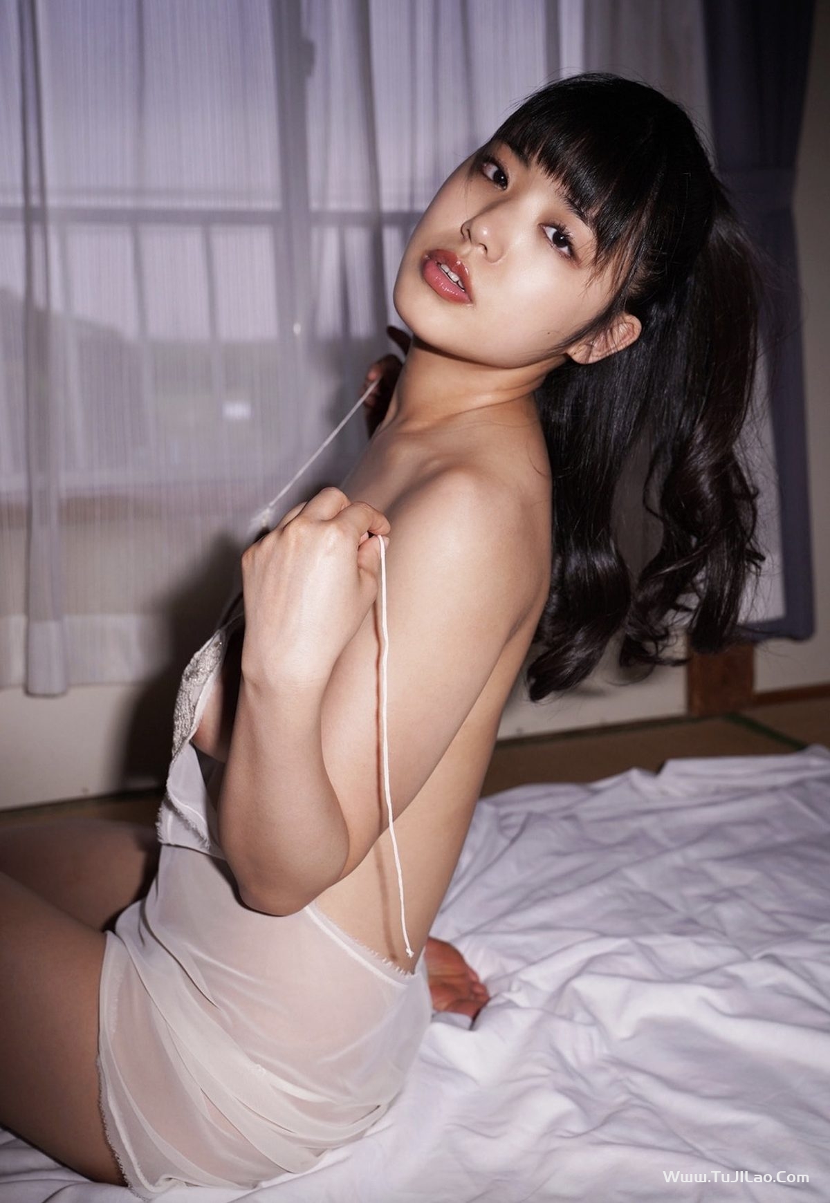 Momoka Yotsuba 四葉杏果 写真集 Secret Lover B