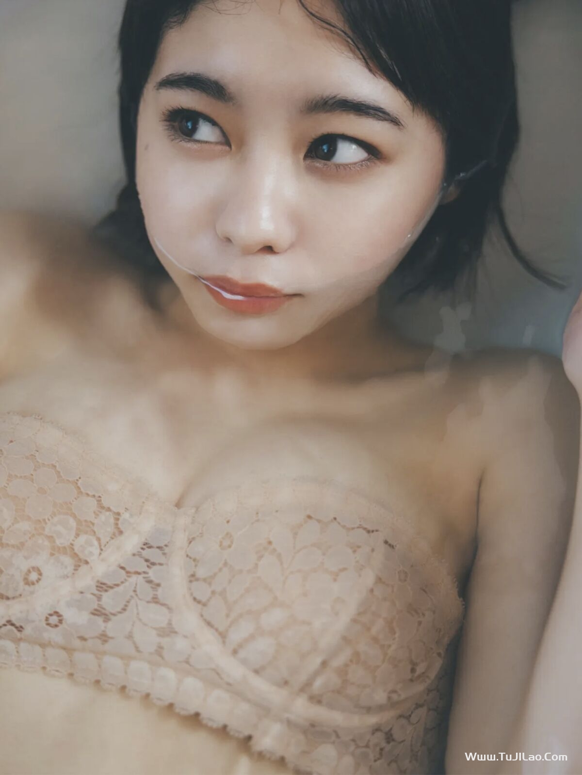 Photobook Kiryu Sakura 吉柳咲良 – さくらの季節 Friday Gold