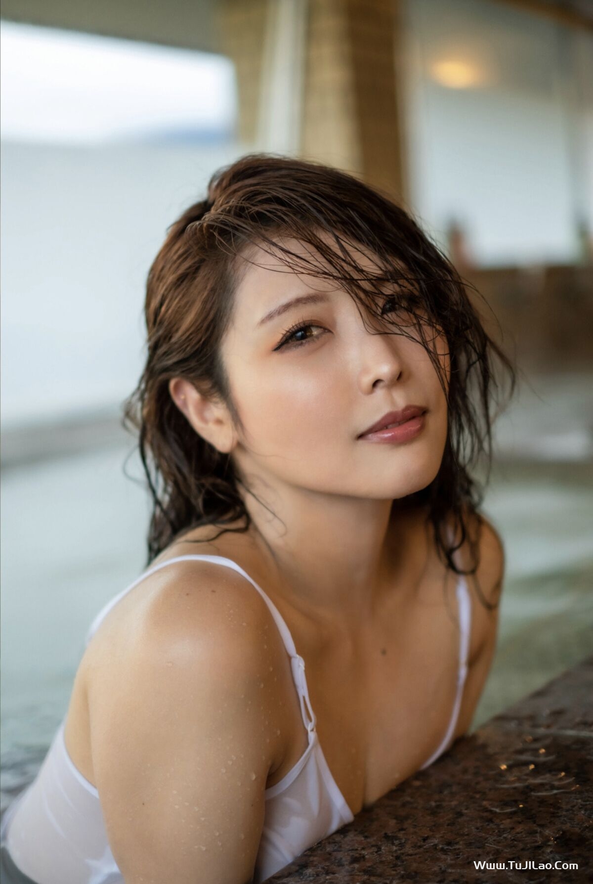 Photobook Niimura Akari 新村あかり – グラビア写真集 旅情の奥へ