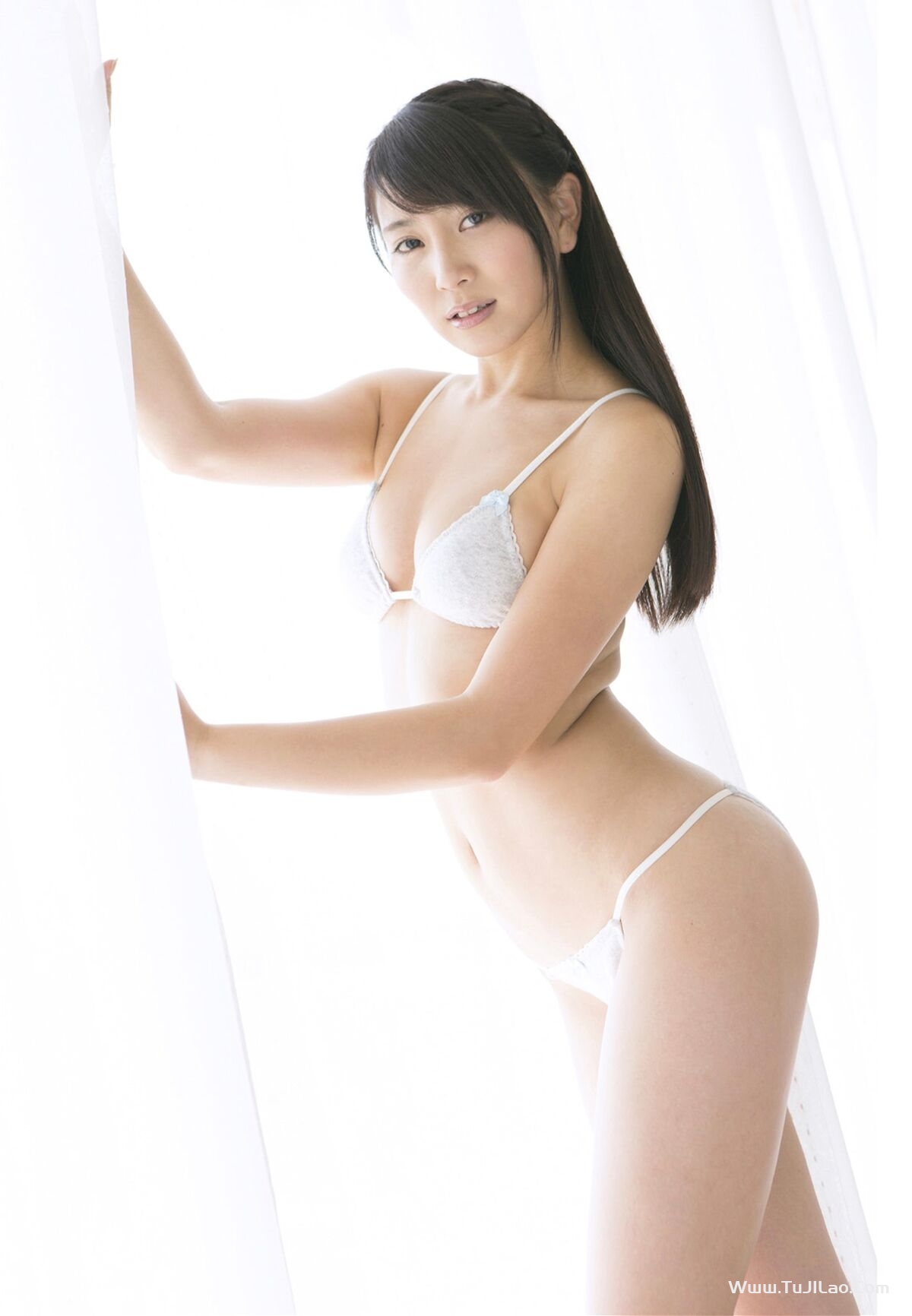 Tomomi Morisaki 森咲智美 – Photobook Sweet Temptation